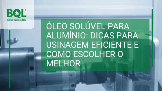 Máquina de usinagem em operação, aplicando óleo solúvel em peça de alumínio com alta precisão.